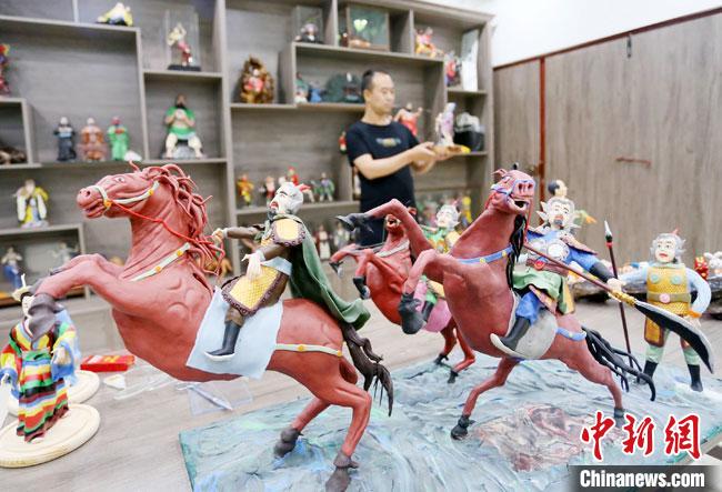 安秋平是成州面塑第五代傳承人，也是當(dāng)?shù)匚ㄒ粓?jiān)守面塑制作的人?！「哒?攝