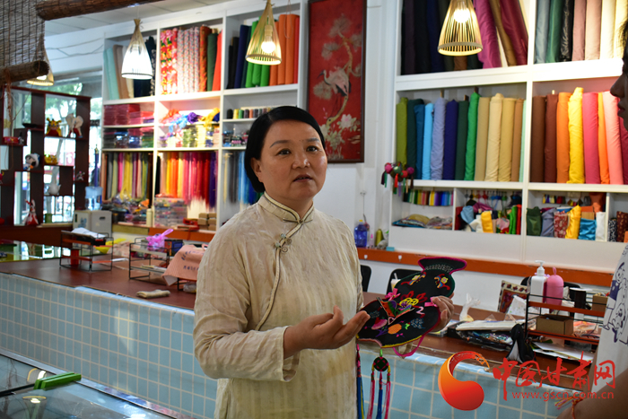 【蘭大新聞學(xué)子重走西北角】香包傳承人劉蘭芳：飛針走線，傳承匠心 
