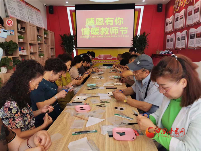 【教師節(jié)】蘭州：感謝師恩有新招 社區(qū)居民自制蝴蝶書(shū)簽送老師