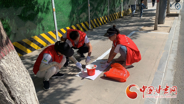 蘭州城關(guān)：規(guī)范停車劃線標(biāo)識 讓非機(jī)動(dòng)車停放“守規(guī)矩”