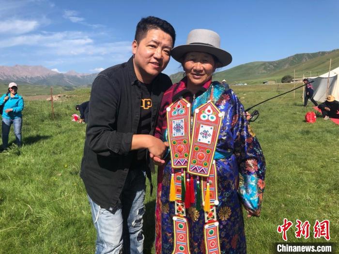 圖為拍攝紀(jì)錄片《西茂的婚禮》期間，張輝剛(左)與裕固族老人合影留念。(資料圖) 張輝剛供圖