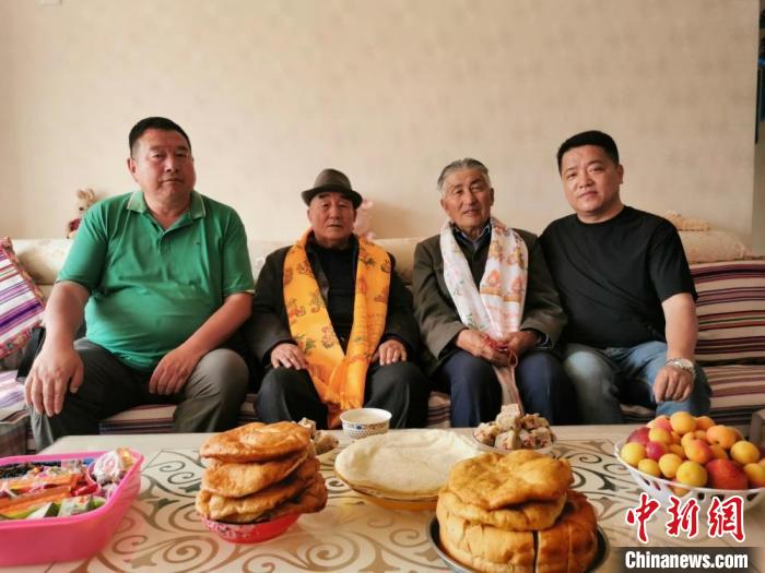 圖為張輝剛(右一)拜訪甘肅肅南縣裕固族德高望重的老人。(資料圖) 張輝剛供圖