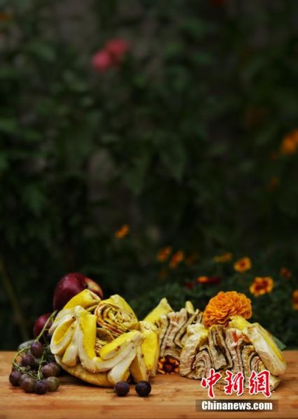 圖為做好的月餅，狀似玫瑰，切開(kāi)后層層疊疊，色彩斑斕。張文 攝