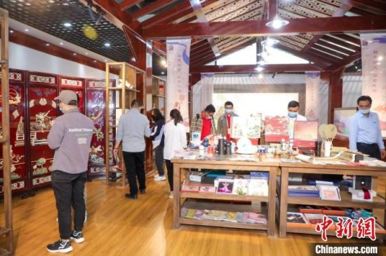 圖為甘肅“一會一節(jié)”期間，位于敦煌的天水市展館中，民眾觀賞文創(chuàng)產(chǎn)品?！「拭C省文化和旅游廳供圖