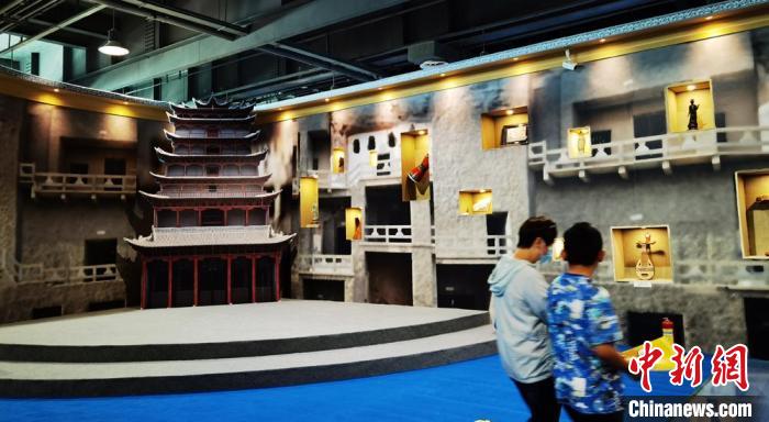 該展覽還借助科技手段，復(fù)原“藏經(jīng)洞”場景，將莫高窟“搬進(jìn)”展廳?！《∷?攝