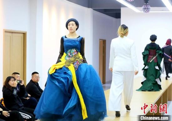 東鄉(xiāng)繡娘在T臺走秀?！「哒?攝