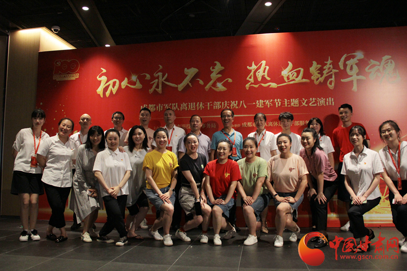 【蘭大新聞學(xué)子重走西北角】不變的軍旅情，不滅的舞臺夢——記原成都軍區(qū)政治部戰(zhàn)旗文工團國家一級演員楊思遠(yuǎn)