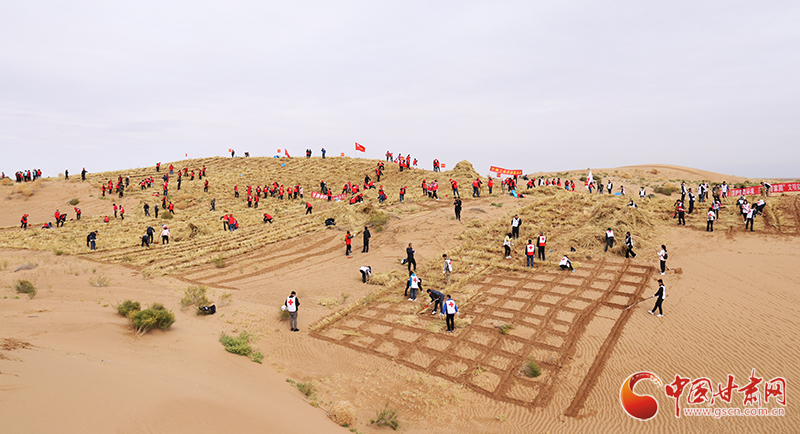 甘肅省委宣傳部、省文明辦、省志愿服務(wù)聯(lián)合會在古浪縣舉行壓沙主題文明實(shí)踐志愿服務(wù)活動(dòng)