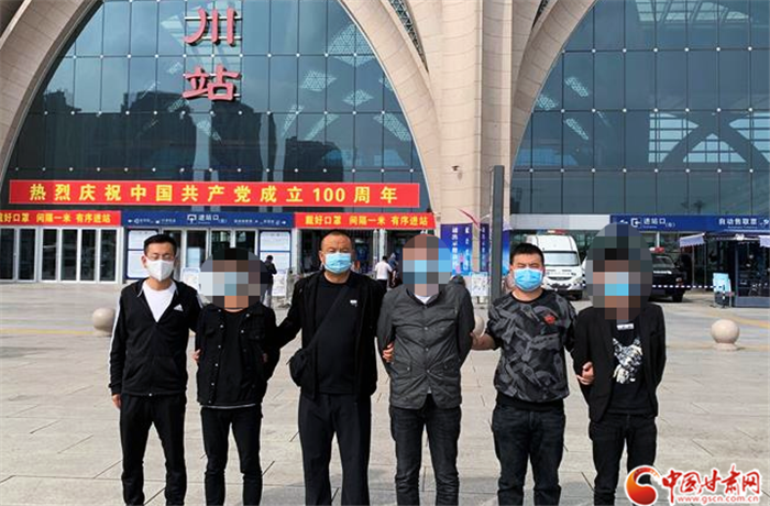 以辦卡為由流竄6省盜刷他人錢財(cái) 這個團(tuán)伙被平?jīng)鼍揭诲伓?>
        </a><em>以辦卡為由流竄6省盜刷他人錢財(cái) 這個團(tuán)伙被平?jīng)鼍揭诲伓?/em></li>
    <li><a  target=