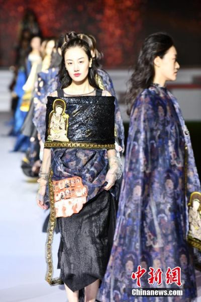 圖為敦煌服裝秀展示。 殷春永 攝