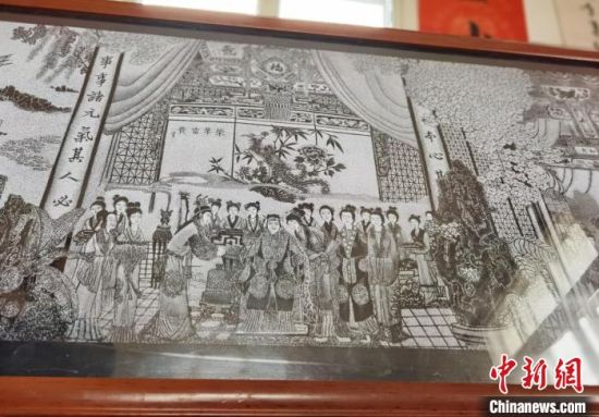 圖為陶世清的影雕作品。　楊娜 攝