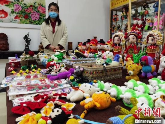 圖為隴原巧手展示手工藝品。(資料圖) 徐雪 攝