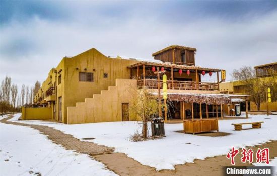 雪落敦煌月牙泉小鎮(zhèn)。　王斌銀 攝