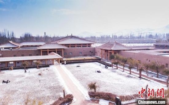 圖為雪落大漠古堡——敦煌山莊?！⊥醣筱y 攝
