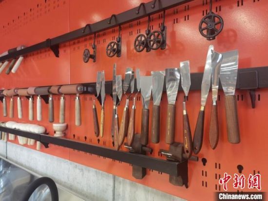 圖為徐晉林制作雕版敦煌壁畫(huà)所用工具。　閆姣 攝