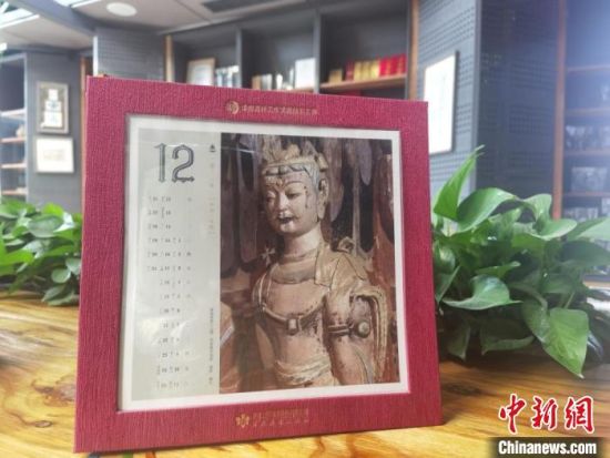 圖為徐晉林制作的敦煌題材的手工書(shū)《走進(jìn)沙漠敦煌——莫高窟與藏書(shū)票藝術(shù)》，深受讀者喜愛(ài)?！￠Z姣 攝