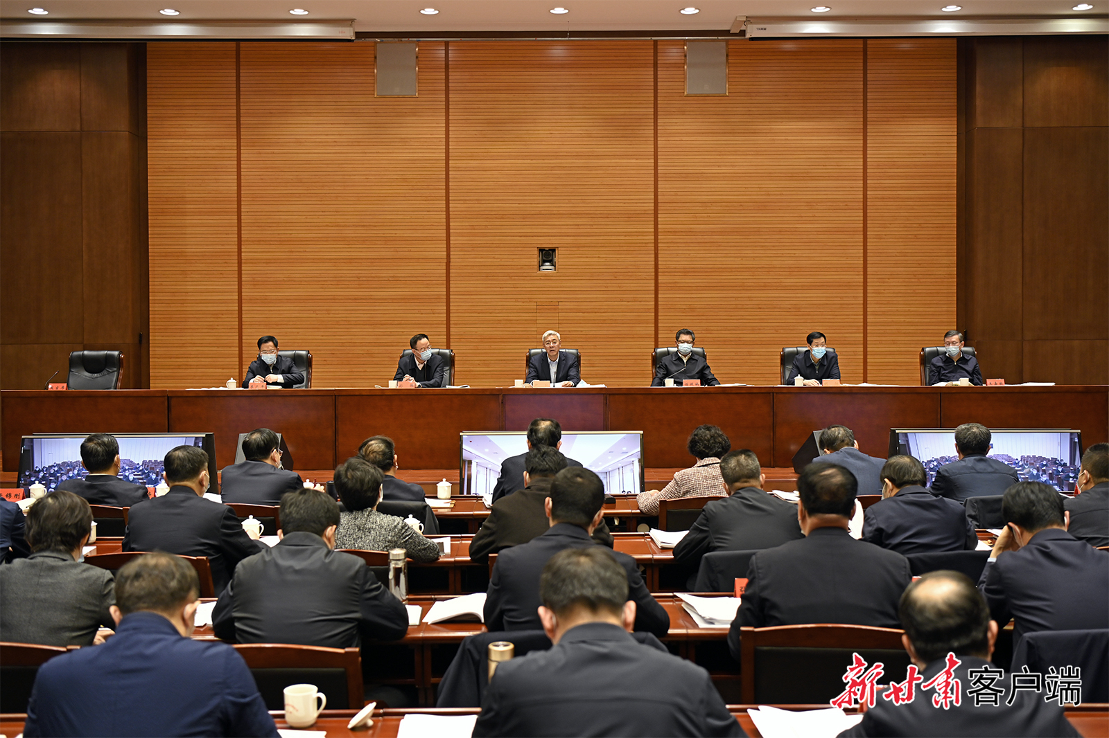 尹弘在省委農(nóng)村工作領(lǐng)導(dǎo)小組會議上強調(diào)：以深厚為民情懷鞏固拓展脫貧攻堅成果，用高度負責(zé)精神扎實做好備考迎評工作