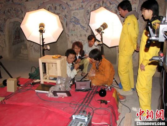 敦煌研究院與日本東京文化財研究所合作進行第285窟多光譜無損調(diào)查工作現(xiàn)場。中新社發(fā) 婁婕 供圖