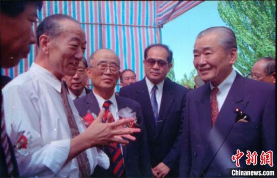1994年8月，時任日本首相竹下登(右一)與時任敦煌研究院院長段文杰在莫高窟親切交談。中新社發(fā) 婁婕 供圖