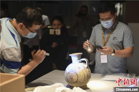 2020年6月，在長沙博物館舉行“從地中海到中國：絲路寶藏——平山郁夫絲綢之路美術館藏文物展”前，專家開箱鑒定文物。中新社記者 楊華峰 攝