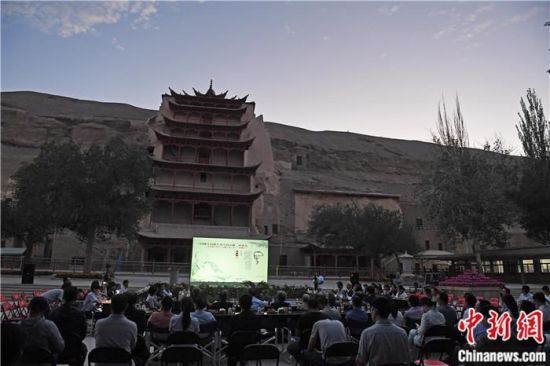 2018年8月，在敦煌莫高窟標志性建筑“九層樓”前，《回顧平山郁夫先生的貢獻》座談會舉行。來自中日兩國的專家、學者共同懷念這位情系敦煌數(shù)十載的繪畫巨匠、中日友好的文化使者、世界文化遺產(chǎn)的守護者。中新社記者 楊艷敏 攝