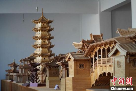圖為古建筑模型制作技藝傳習(xí)所展廳內(nèi)的微縮古建筑作品?！【琶赖┰?　攝