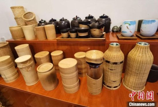 圖為展陳的一件件精致可愛的竹編農(nóng)具工藝品?！●T志軍 攝