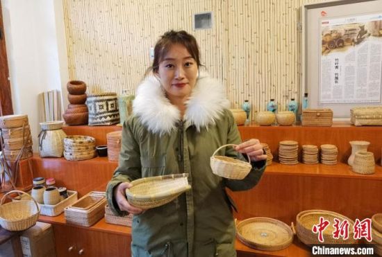 40多種精小玲瓏、純手工制作的新型盛食容器、居家工藝品等，每一件都令人愛不釋手。　馮志軍 攝