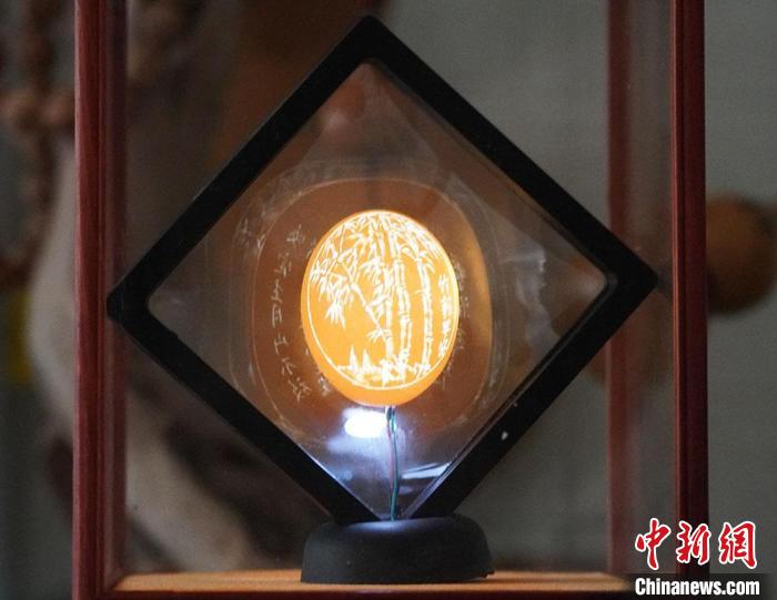 圖為吳義澤新包裝給蛋雕呈現(xiàn)立體感。　九美丹增 攝