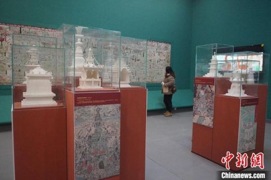 圖為觀眾欣賞數(shù)字復(fù)制壁畫?！【琶赖┰?攝