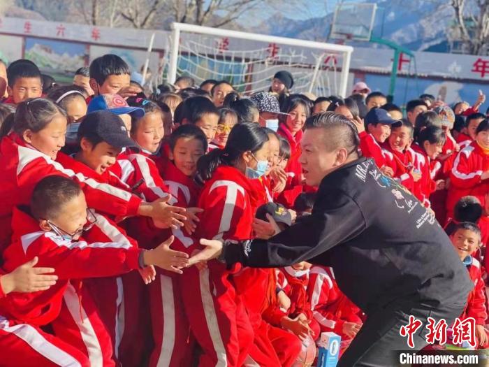 1月初，第五屆“街舞進(jìn)藏鄉(xiāng)”公益助學(xué)活動(dòng)在甘肅甘南結(jié)束，旨在讓藏族學(xué)子感受到街舞魅力?！￡惿菩?攝