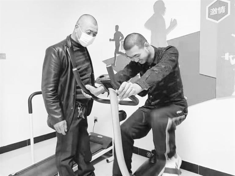 父愛如山！張掖高臺殘疾父親悉心照顧殘疾兒子20余年