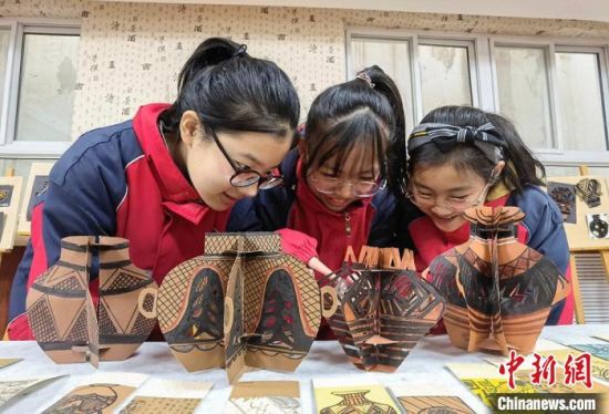 圖為學(xué)生用紙創(chuàng)作的立體彩陶。　劉玉桃 攝