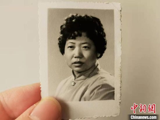 圖為20世紀80年代，蘭州照相館拍攝的人物肖像照，如今仍然有很多人選擇拍攝這樣的照片留作紀念?！⊥跄劣?攝