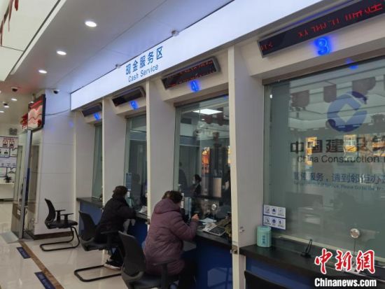 圖為蘭州市民在銀行兌換新鈔?！⌒煅?攝