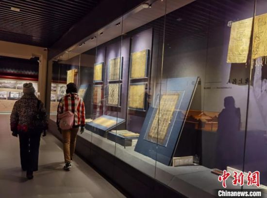 圖為蘭州市民參觀博物館展品?！⌒煅?攝