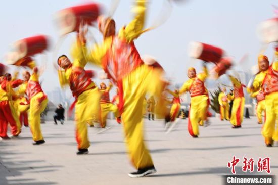 2019年2月19日，演員在黃河岸邊的蘭州水車博覽園內進行太平鼓表演，歡慶元宵佳節(jié)。(資料圖) 　楊艷敏 攝