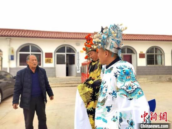 圖為69歲的“苦水高高蹺”國家級(jí)傳承人巨海全(左一)，叮囑徒弟們高高蹺練習(xí)技巧要領(lǐng)?！￠Z姣 攝