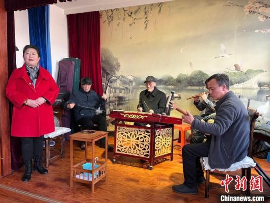 圖為蘭州鼓子表演者王常玉登臺(tái)演唱，她是這項(xiàng)入列國家級(jí)非物質(zhì)文化遺產(chǎn)的曲藝表演者中，為數(shù)不多的女演員?！堨下?攝