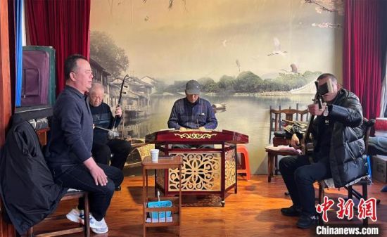 圖為蘭州鼓子愛好者在傳習(xí)所內(nèi)互相搭檔上臺(tái)演出。　張煜曼 攝