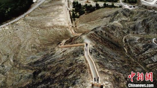 圖為甘肅嘉峪關(guān)懸臂長城吸引游客打卡 。(資料圖) 李亞龍 攝