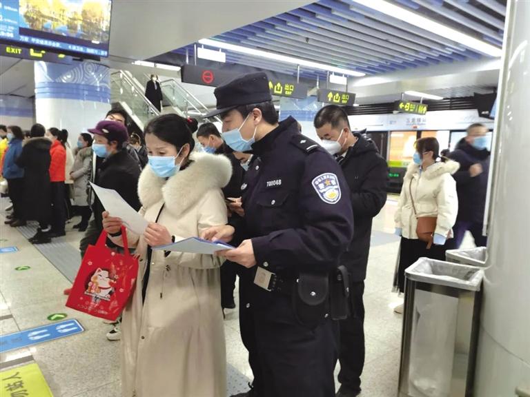 講解詐騙套路 普及“斷卡”常識 蘭州城關(guān)公安分局、交通治安分局聯(lián)合反詐宣傳進地鐵