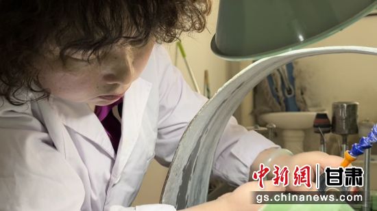 夜光杯制作學(xué)徒謝小琴坦言，雖工作枯燥，但是能夠掌握國(guó)家級(jí)非遺技藝是很自豪的。王牧雨 攝