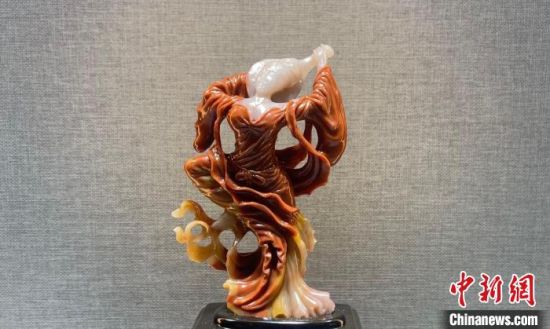 圖為翩然起舞的飛天玉雕?！「攥?攝