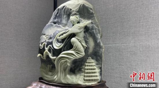 圖為李學(xué)平的玉雕作品。　高瑩 攝