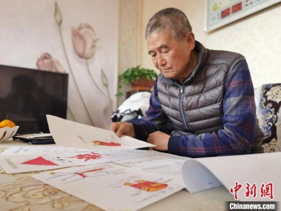 圖為陸鵬飛向記者展示多年帶隊的手寫筆記?！堟?攝