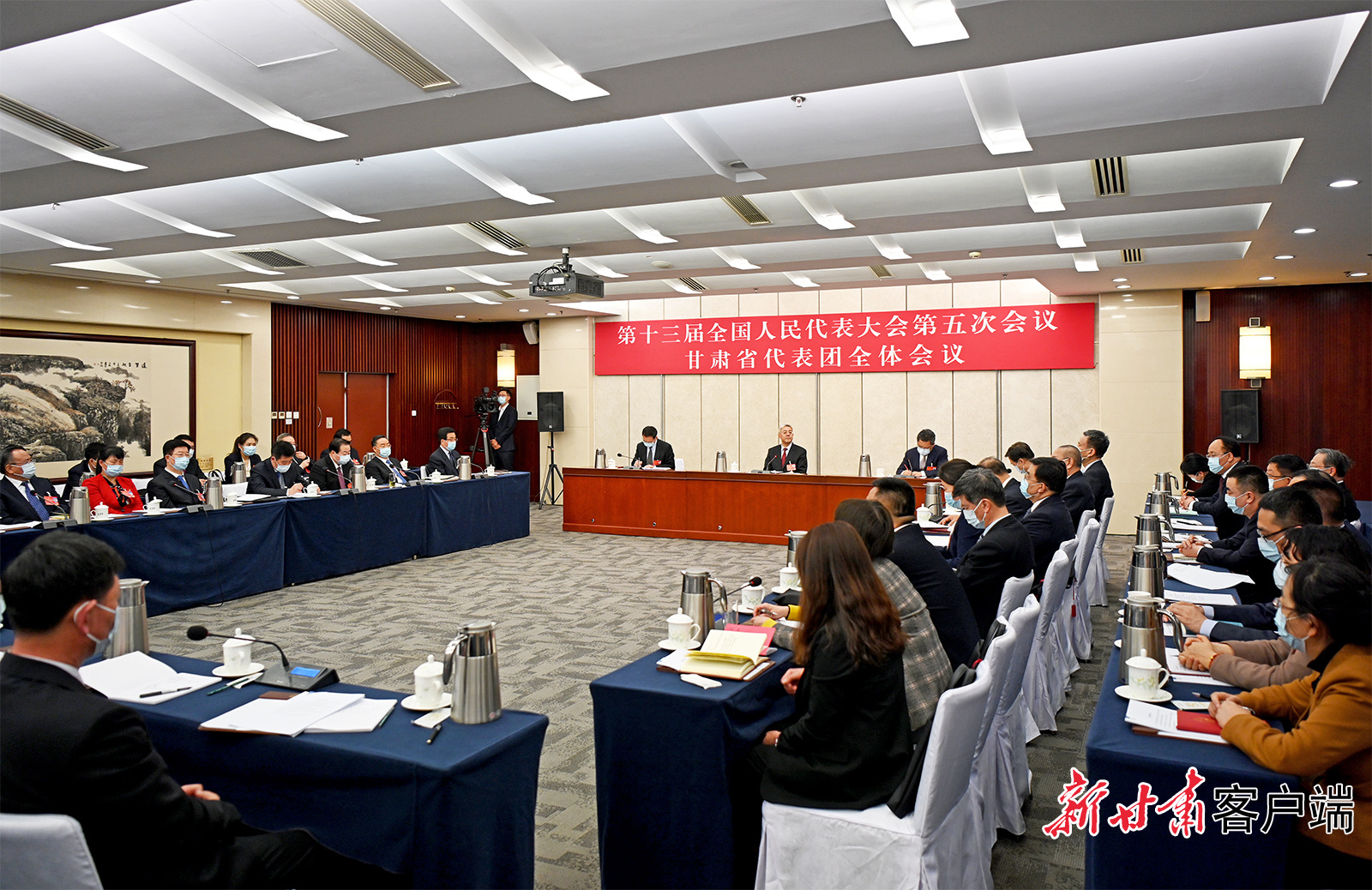 甘肅代表團舉行全體會議，尹弘主持并講話