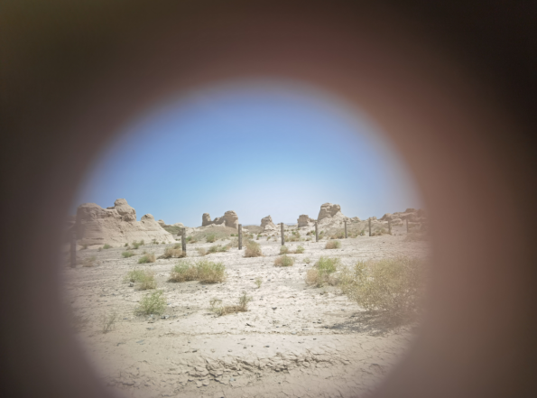 插圖2：透過河西走廊遺存的古陶片孔洞所見。攝影：陳曉斌。拍攝日期：2020年6月。