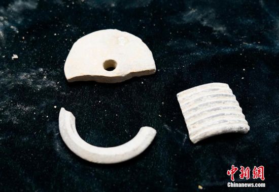 圖為靜寧縣賈河鄉(xiāng)竇坪村出土的佩飾。 夏劍鋒 攝