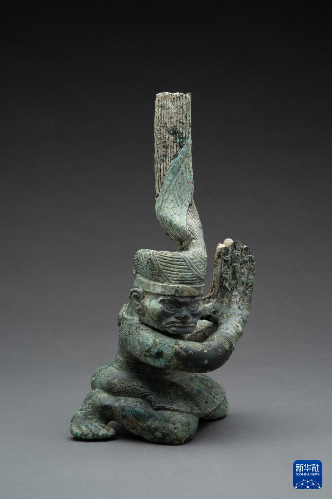 四川廣漢市三星堆商代遺址四號坑出土扭頭跪坐銅人像（資料圖）。